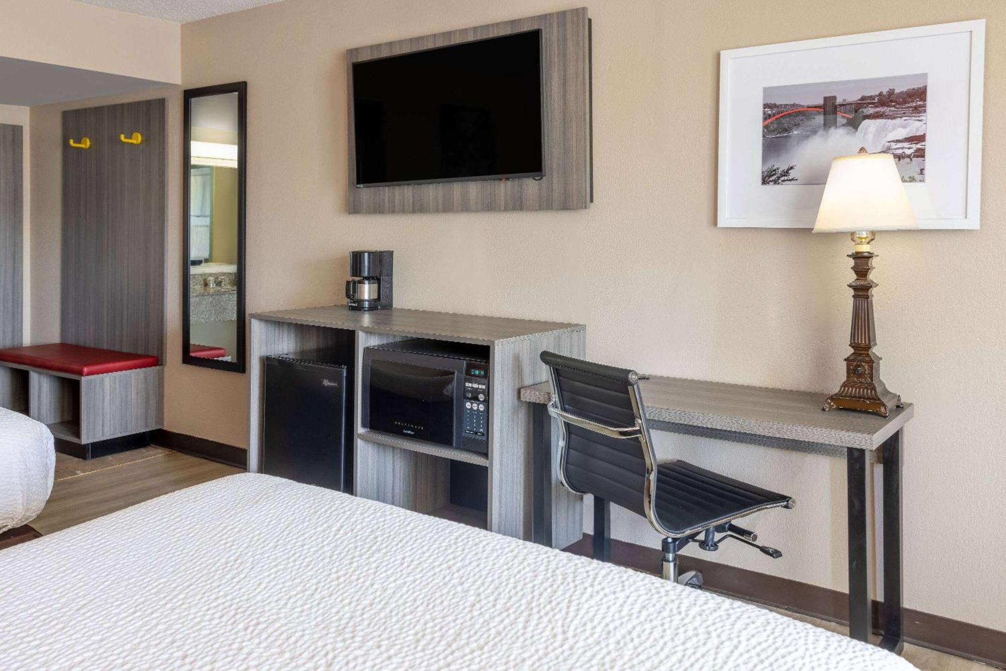 Ramada By Wyndham Rome - Verona Exterior foto